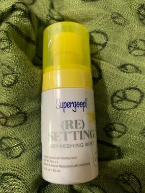 Supergoop! Yellow & White (RE)SETTING Refreshing Mist Sunscreen